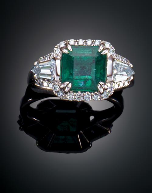 959   -  <p><span class="object_title">SORTIJA CON ESMERALDA Y DIAMANTES</span></p>