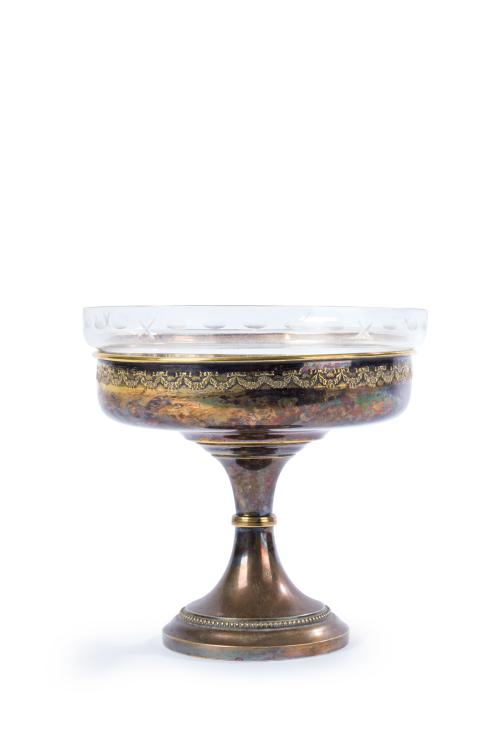 417 - <p><span class="object_title">Frutero en forma de copa en plateado con decoración cincelada de guirnaldas y contario de perlas en el pie con cuenco en cristal. </span><br></p>
