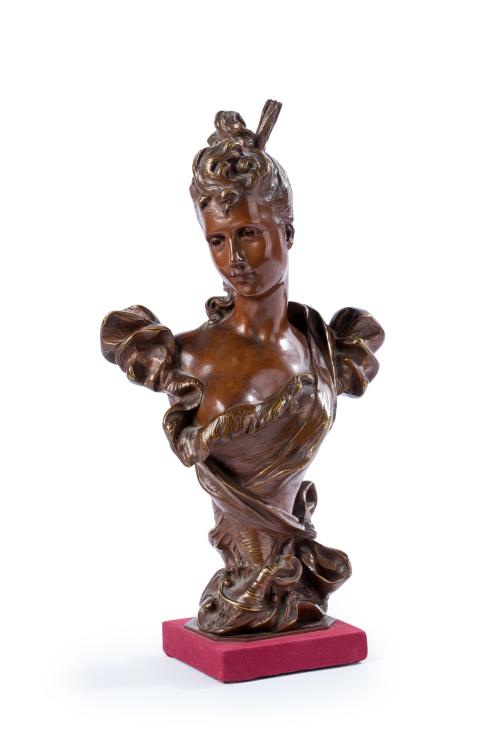 331 - <p><span class="object_title">ESCUELA EUROPEA, C. 1900.<br/>"Busto de mujer"<br/>Escultura "Art Nouveau" en bronce pavonado. Sobre peana entelada. </span><br></p>