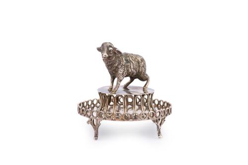 252 - <p><span class="object_title">MERGULHAO-PORTUGAL C. 1940.<br/>Original palillero en forma de oveja sobre base circular con galería calada en plata portuguesa, ley 917.</span><br></p>