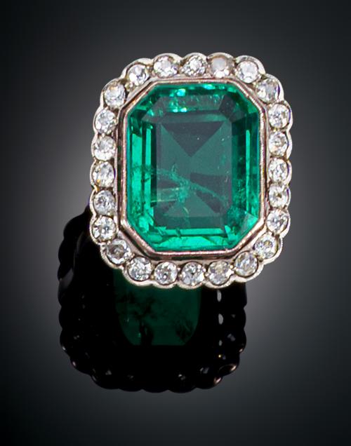 955   -  <p><span class="object_title">SORTIJA PLATINO CON ESMERALDA COLOMBIANA Y ORLA DE DIAMANTES</span></p>