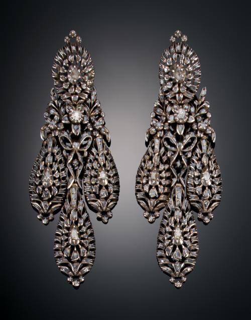 1025   -  <p><span class="object_title">PENDIENTES GIRANDOLE, PORTUGAL, S. XVIII</span></p>