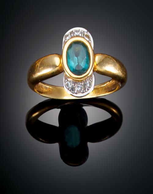 954   -  <p><span class="object_title">SORTIJA CON ESMERALDA Y DIAMANTES, AÑOS 80.</span></p>
