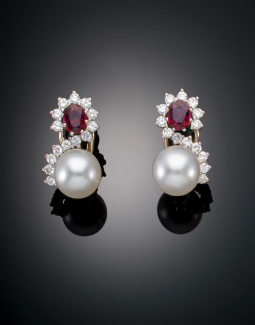 936   -  <p><span class="object_title">PENDIENTES DE PERLA NATURAL, RUBÍS Y DIAMANTES</span></p>