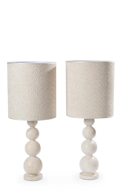 439 - <p><span class="object_title">Pareja de lámparas de sobremesa de exclusivo diseño en mármol, Travertino, Italia, S. XX.<br/>Fuste de esferas en tamaño degradé y pantallas en lana bouclé. Electrificadas. </span><br></p>