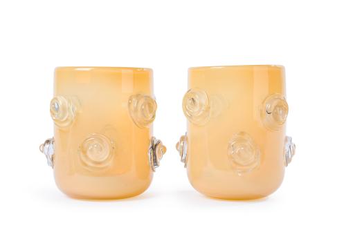 445 - <p><span class="object_title">Pareja de jarrones italianos en cristal soplado de Murano en tono melado, modelo Constantini. </span><br></p>