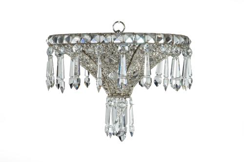 17   -  <p><span class="object_title">Pequeña lámpara tipo plafón con decoración de cuentas, prismas facetados y lágrima colgante. </span><br></p>