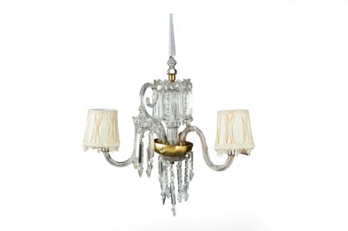 146   -  <p><span class="object_title">Aplique de dos luces en cristal francés con brazos sogueados, prismas facetados colgantes y remate de pináculo. </span><br></p>