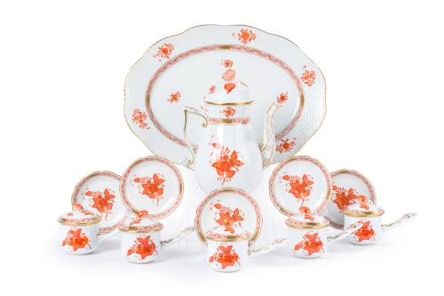 84   -  <p><span class="object_title">HEREND, HUNGRÍA.<br/>"Apponyi"<br/>Juego para chocolate en porcelana de Herend con decoración "chinese bouquet" en naranja. Remates de flores y frutos y filos dorados. </span><br></p>