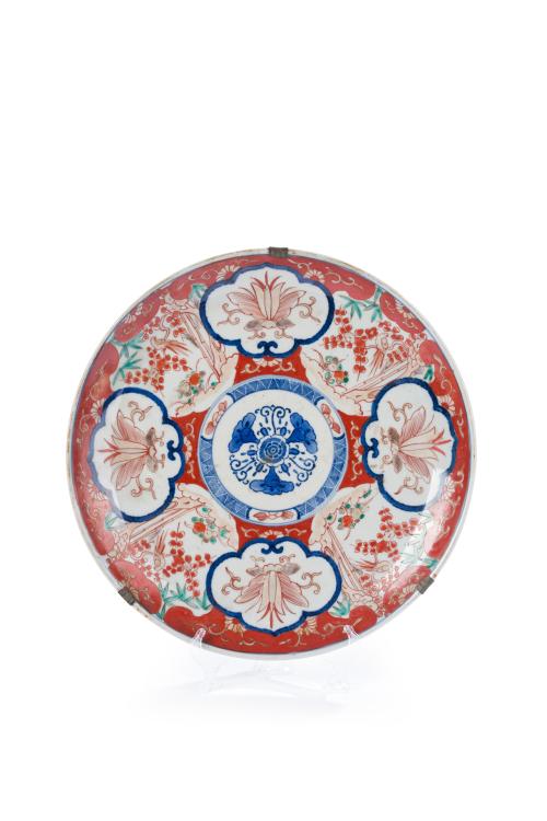 10   -  <p><span class="object_title">Gran plato en porcelana Imari, Japón, S. XIX. <br/>Decoración esmaltada de óxido de hierro y azul de cobalto bajo cubierta formando flores. </span><br></p>