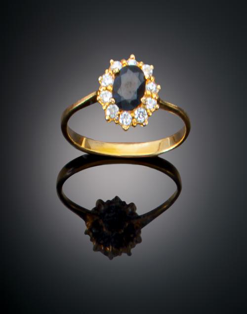 993   -  <p><span class="object_title">SORTIJA CON ZAFIRO Y ORLA DE DIAMANTES</span></p>