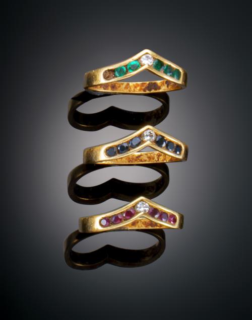 1150   -  <p><span class="object_title">LOTE TRIPLE SORTIJA CON RUBÍS, ESMERALDAS , ZAFIROS Y DIAMANTES</span></p>