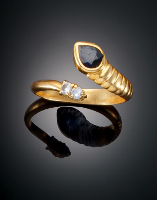 987   -  <p><span class="object_title">SORTIJA CON ZAFIRO Y DIAMANTE EN MOTIVO DE SERPIENTE </span></p>