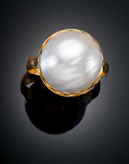 941   -  <p><span class="object_title">SORTIJA CON PERLA JAPONESA CENTRAL</span></p>