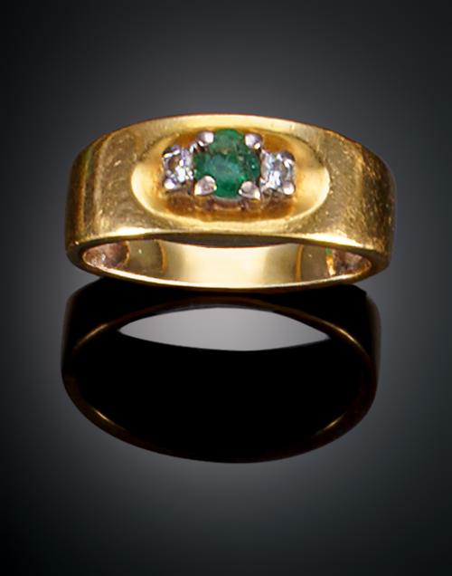 956   -  <p><span class="object_title">SORTIJA ALIANZA CON CENTRO DE ESMERALDA Y PEQUEÑOS DIAMANTES</span></p>