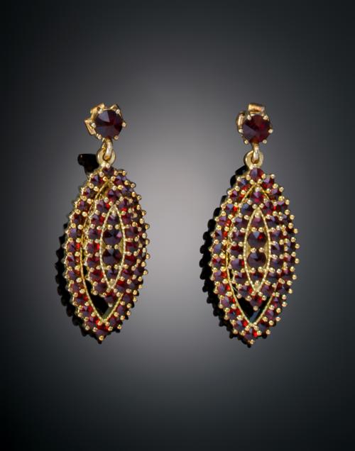 1192   -  <p><span class="object_title">PENDIENTES LARGOS CON CRISTAL GRANATE DE BOHEMIA</span></p>