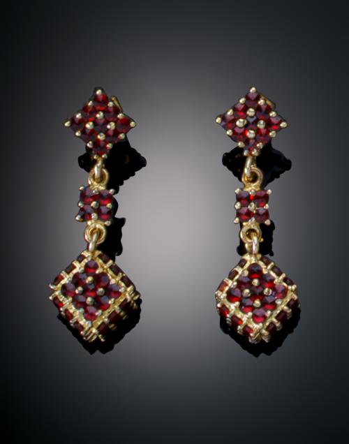 1191   -  <p><span class="object_title">PENDIENTES "CUBO" EN CRISTAL GRANATE DE BOHEMIA</span></p>