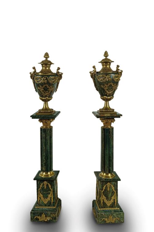 66   -  <p><span class="object_title">Pareja de urnas sobre pedestales, de estilo Luis XVI, en mármol serpentin con apliaciones de bronce dorado, Francia. C. 1900.</span><br></p>