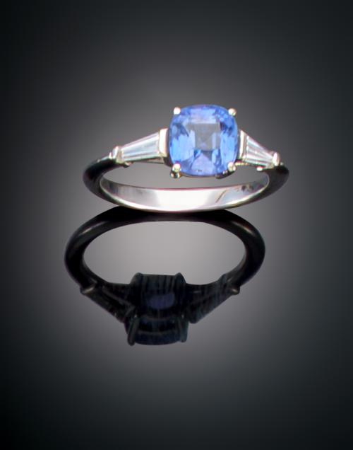 1128   -  <p><span class="object_title">SORTIJA CON ZAFIRO Y DIAMANTES</span></p>