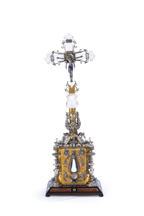 102 - <p><span class="object_title">Gran cruz de altar en cristal de roca y plata cincelada sobredorada y en su color. Módena, Italia, S. XVI y posterior. <br/>Pieza de colección. </span><br></p>
