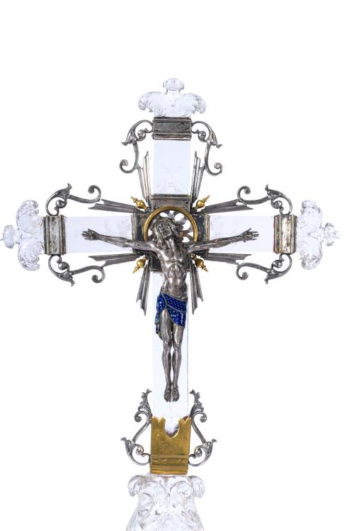 Gran cruz de altar en cristal de roca y plata cincelada sob