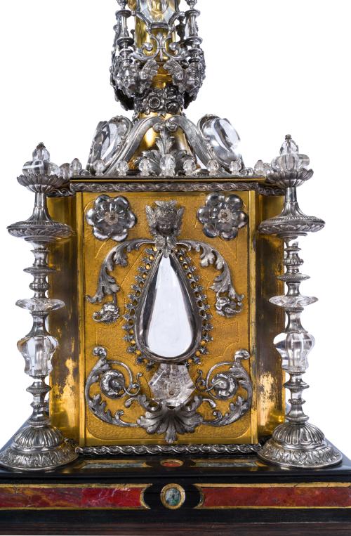 Gran cruz de altar en cristal de roca y plata cincelada sob