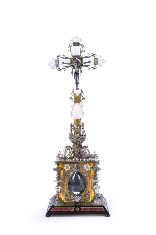 Gran cruz de altar en cristal de roca y plata cincelada sob