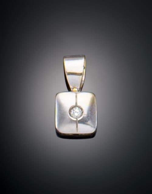 1111   -  <p><span class="object_title">PEQUEÑO COLGANTE EN ORO Y DIAMANTE</span></p>