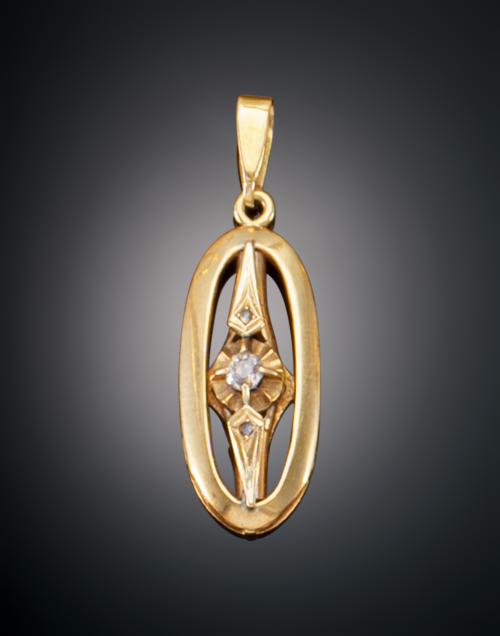 986   -  <p><span class="object_title">COLGANTE ELIPSE EN ORO Y DIAMANTES</span></p>