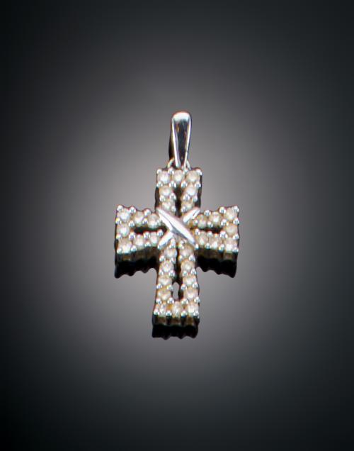 1090   -  <p><span class="object_title">PEQUEÑO COLGANTE EN FORMA DE CRUZ </span></p>