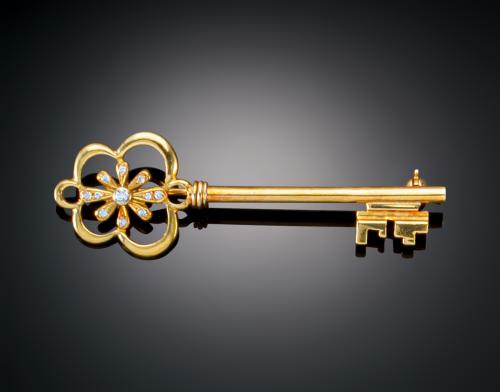 <p><span class="object_title">ALFILER CON FORMA DE LLAVE ANTIGUA</span></p>