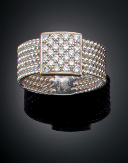 1108   -  <p><span class="object_title">SORTIJA CON DISEÑO CENTRAL EN PAVÉ DE DIAMANTES</span></p>