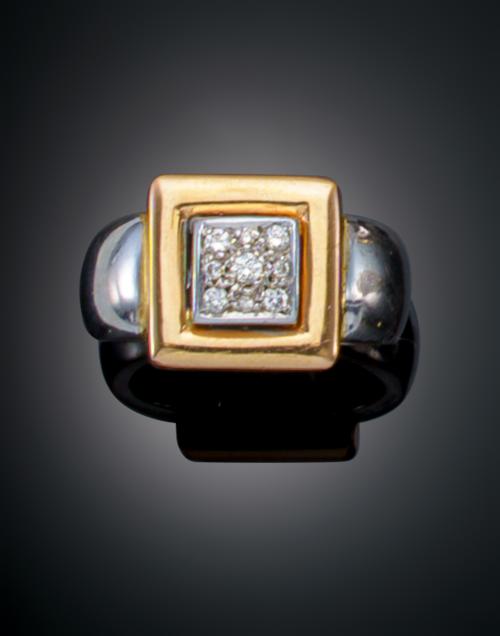943   -  <p><span class="object_title">SORTIJA SELLO CON CENTRO EN PAVÉ DE DIAMANTES</span></p>