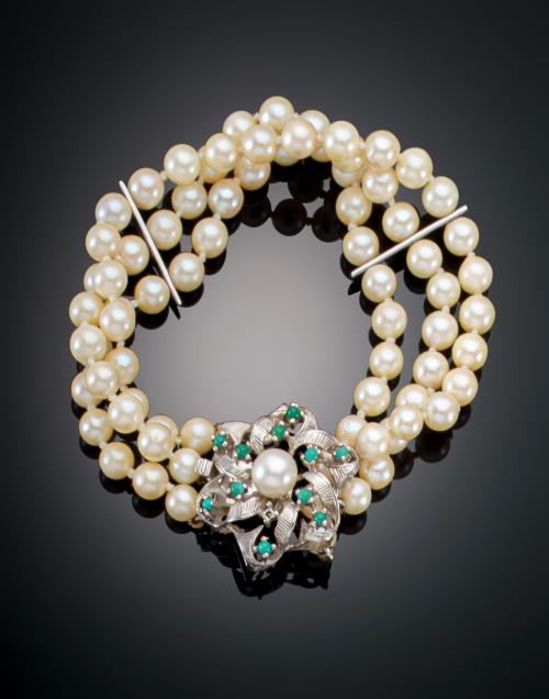 934   -  <p><span class="object_title">PULSERA TRIPLE HILO DE PERLAS JAPONESAS CON BROCHE</span></p>