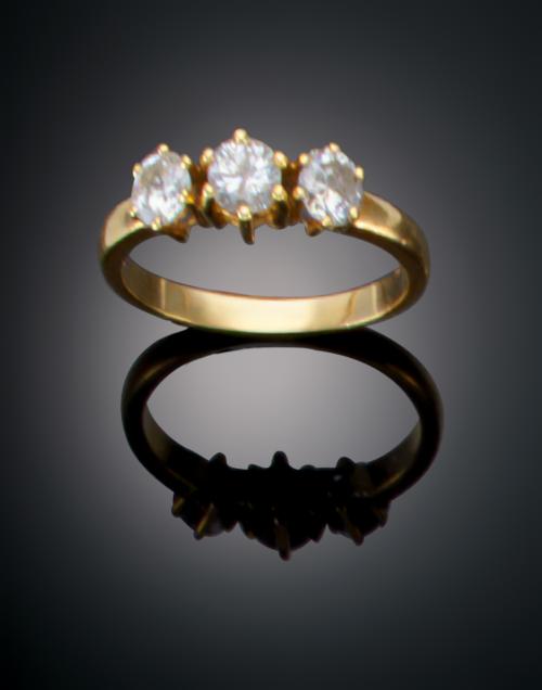 978   -  <p><span class="object_title">SORTIJA TRESILLO CON DIAMANTES</span></p>