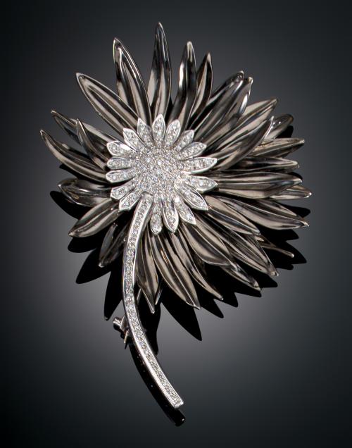1061   -  <p><span class="object_title">BROCHE CON MOTIVO FLORAL</span></p>