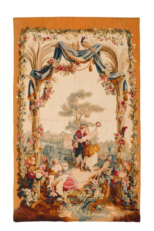 136 - <p><span class="object_title">Decorativo tapiz tejido en telar de alto lizo con escena galante en paisaje enmarcada en arquillo con guirnaldas de flores. </span><br></p>