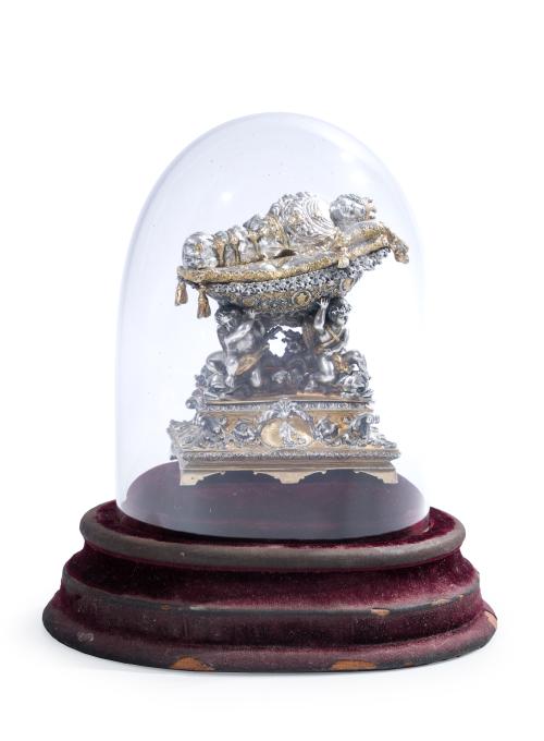 Exquisita miniatura de monumento funerario en bronce dorado