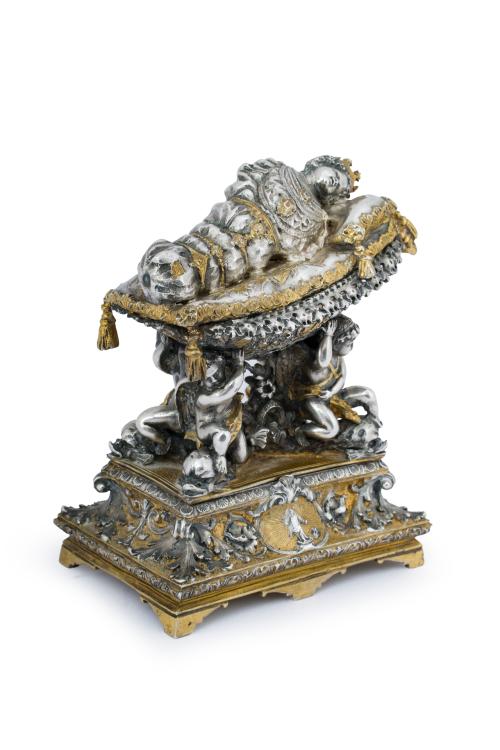 Exquisita miniatura de monumento funerario en bronce dorado
