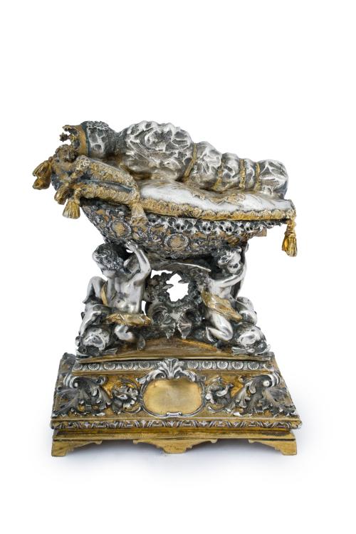 Exquisita miniatura de monumento funerario en bronce dorado