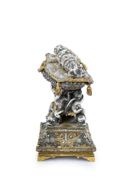 Exquisita miniatura de monumento funerario en bronce dorado