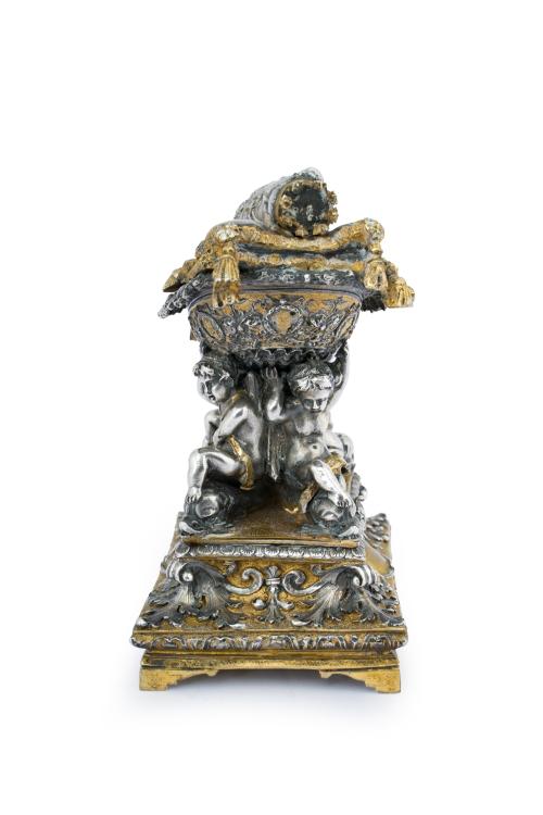 Exquisita miniatura de monumento funerario en bronce dorado