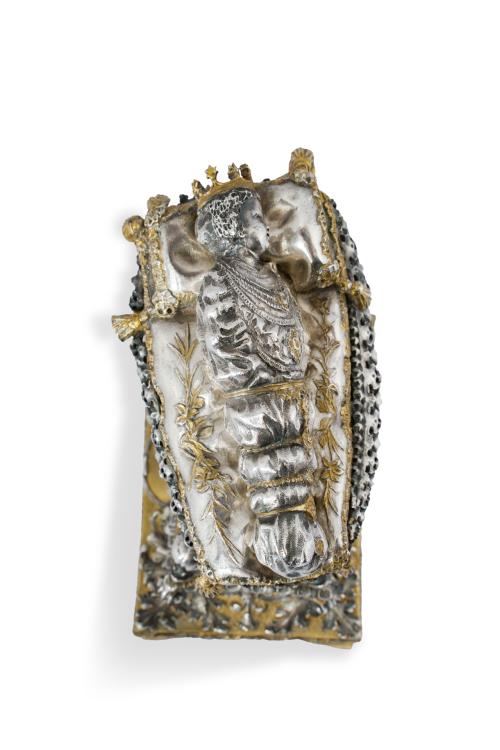 Exquisita miniatura de monumento funerario en bronce dorado