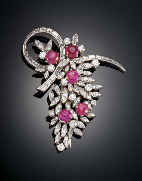 1066   -  <p><span class="object_title">BROCHE AÑOS 50 CON RUBÍS CABUJÓN Y DIAMANTES</span></p>