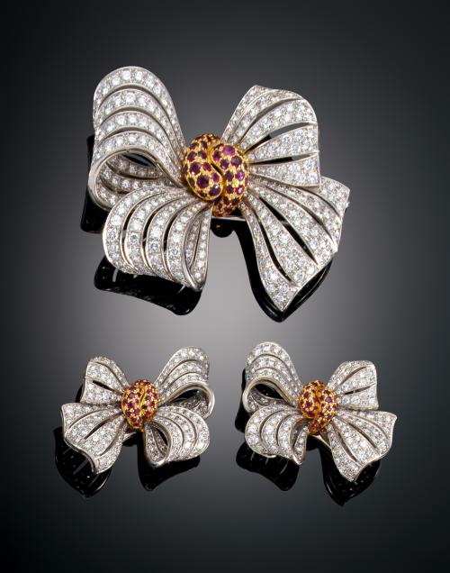 CONJUNTO DE PENDIENTES Y BROCHE DE LAZO, AÑOS 60