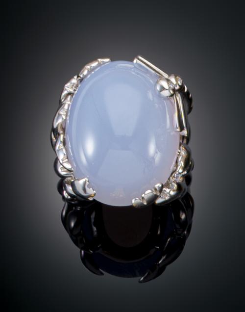 1118   -  <p><span class="object_title">SORTIJA "DIOR" CON CALCEDONIA Y DIAMANTES</span></p>