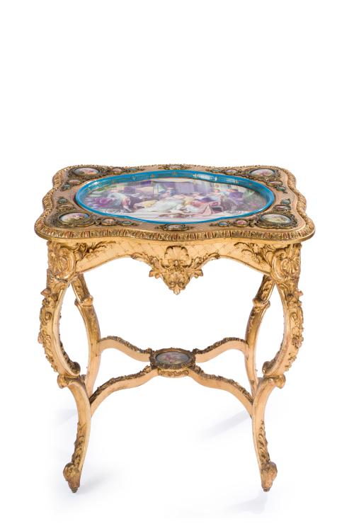 300   -  <p><span class="object_title">Mesa centro Napoleón III, Francia, C. 1870. </span><br></p>