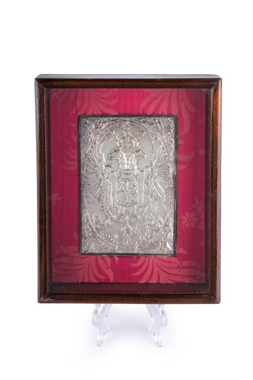97   -  <p><span class="object_title">Placa de plata cincelada representando el  escudo de Carlos V, enmarcada. S. XIX. </span><br></p>