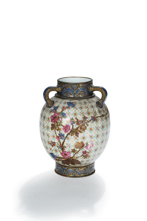 42   -  <p><span class="object_title">LIMOGES. C. 1900.<br/>Original ánfora en porcelana esmaltada con decoración de flores y elementos vegetales. Firmado: CH. DUMONTET. Con marcas.</span><br></p>