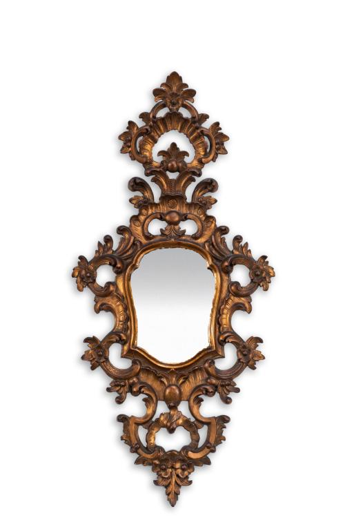 49 - <p><span class="object_title">Cornucopia en madera tallada y dorada con decoración de tronapuntas, flores y elementos vegetales. S. XIX. </span><br></p>